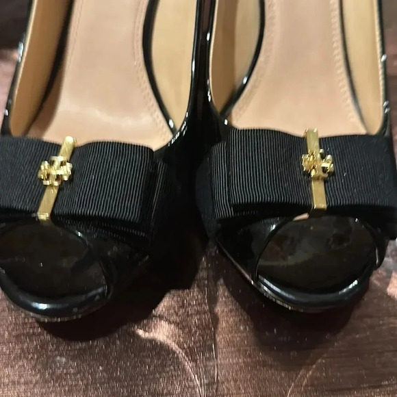 Tory Burch Black patent leather with bow and gold TB emblem
Leather sole - Picture 7 of 7